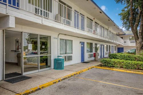 an empty parking lot in front of a building at Motel 6-Conroe, TX in Conroe