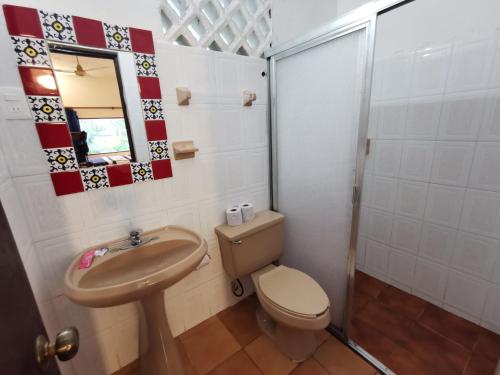 ein Bad mit einem WC, einem Waschbecken und einer Dusche in der Unterkunft Hotel Doralba Inn Chichen in Chichén Itzá