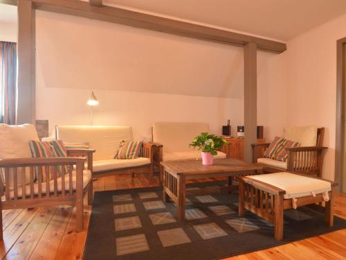 AmblèveにあるPicturesque Apartment in Heppenbach with Terraceのリビングルーム(ソファ、テーブル、椅子付)