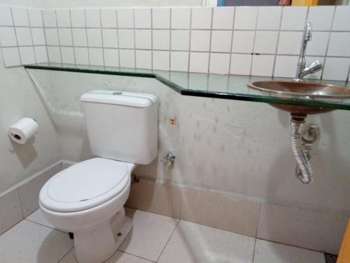 een badkamer met een toilet en een wastafel bij Casa Colonial in Ouro Preto