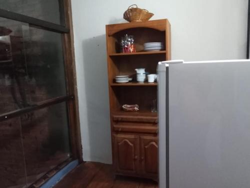 een keuken met een houten plank naast een koelkast bij Casa Colonial in Ouro Preto