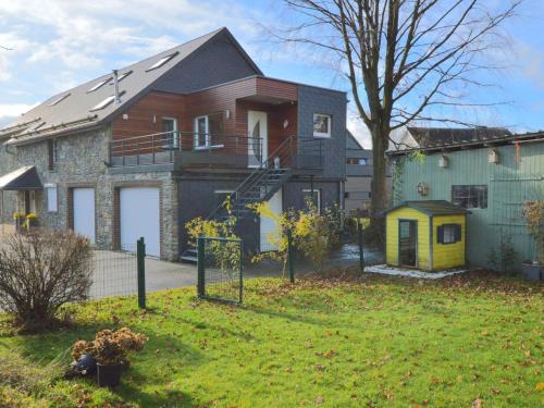 ウェームにあるA holiday home ideal for families and for discovering the Ardennesの柵のある家