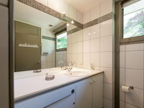 Et badeværelse på Luxurious Holiday Home near Forest in Malmedy