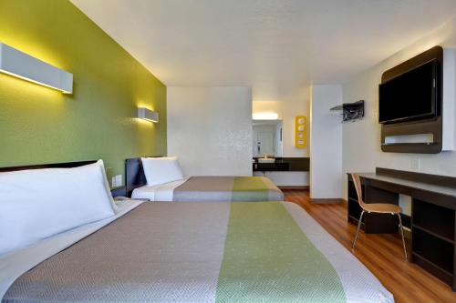 Säng eller sängar i ett rum på Motel 6-Destin, FL