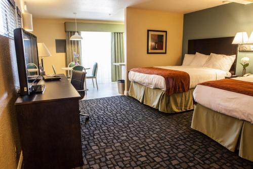 um quarto de hotel com duas camas e uma televisão em Marinwood Inn & Suites em Novato