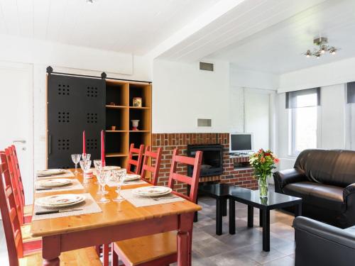 comedor y sala de estar con mesa y sillas en Beautiful house with view of the Houille valley, en Vencimont