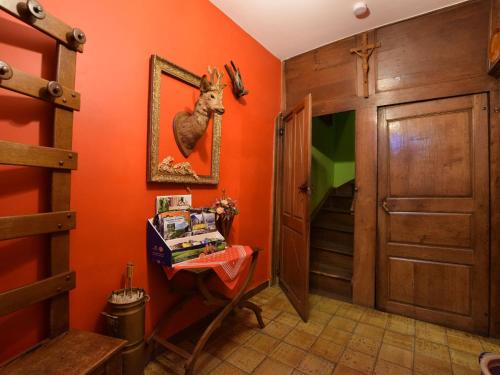 einen Flur mit orangefarbenem Zimmer mit Tür in der Unterkunft holiday home in typical Ardennes style in Bérisménil
