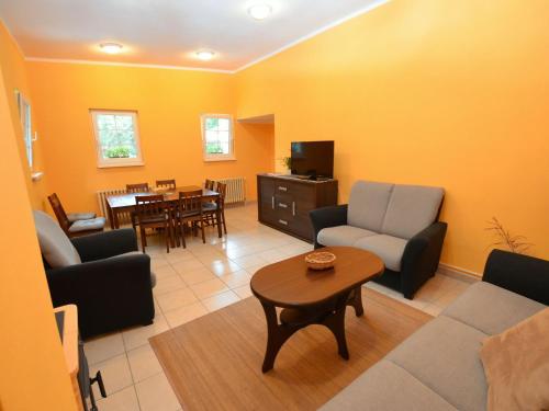Zdjęcie z galerii obiektu Spacious holiday home with pool w mieście Malečov