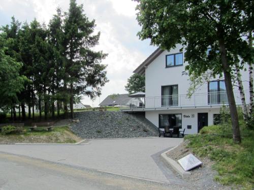 una casa bianca con un balcone sul lato di Garden view Villa in Medebach K stelberg a Medebach