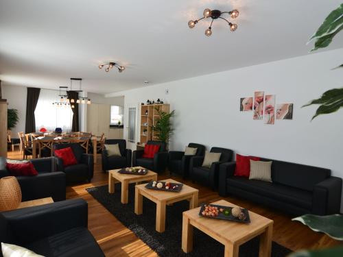 un soggiorno con divani e tavoli e una sala da pranzo di Garden view Villa in Medebach K stelberg a Medebach