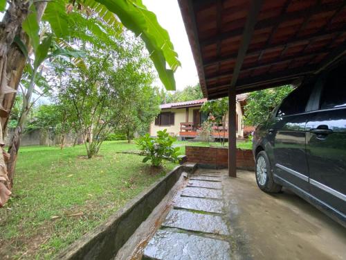 Taman di luar Lumiar linda vista das montanhas, com lareira, churrasqueira, wifi, Tv a cabo, casa ampla, arejada jardim pertinho do centro de Lumiar e de cachoeiras