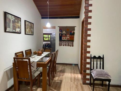Ruang duduk di Lumiar linda vista das montanhas, com lareira, churrasqueira, wifi, Tv a cabo, casa ampla, arejada jardim pertinho do centro de Lumiar e de cachoeiras