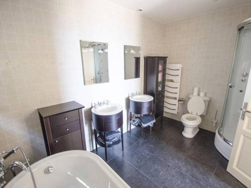 une salle de bain avec deux lavabos et un WC dans l'établissement Villa in Anthéor with Pool & Beach Views, à Saint-Raphaël