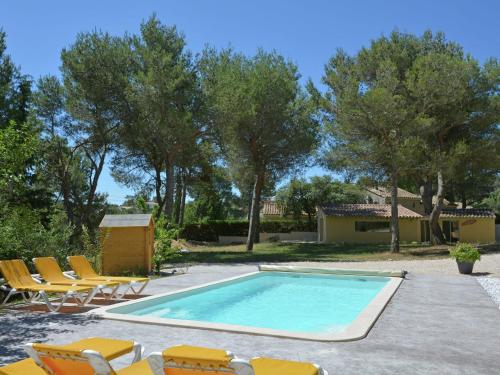 einem Pool mit gelben Stühlen und einer Gruppe von Besuchern in der Unterkunft Lush Villa in Beaucaire with Swimming Pool in Beaucaire