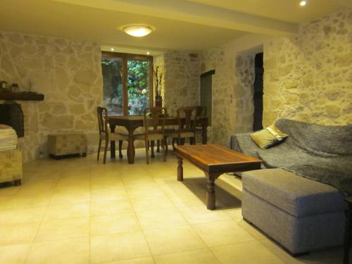 Posedenie v ubytovaní Villa in Giannoudi with Pool and Beach Nearby