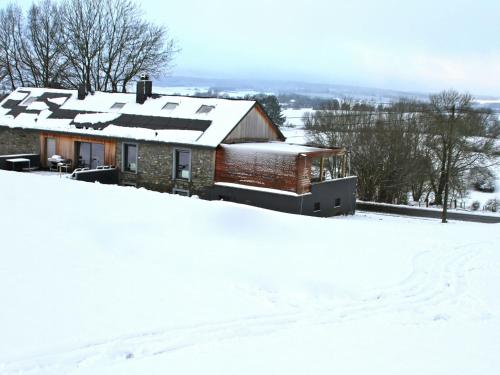 Luxury Cottage in Vaux sur S re with Jacuzzi v zimě