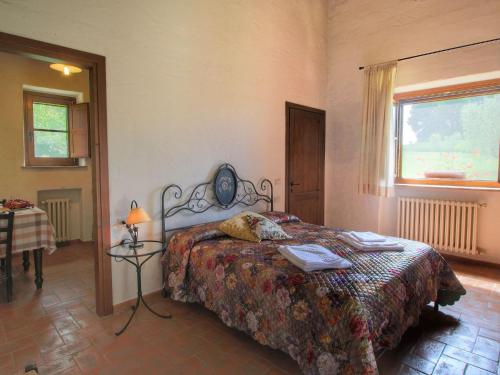 Ένα ή περισσότερα κρεβάτια σε δωμάτιο στο Farmhouse in Proceno with Pool and Hill Views