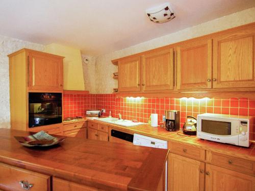 Photo de la galerie de l'établissement Mansion in Saint-Preuil with Pool & Sauna, à Saint-Preuil