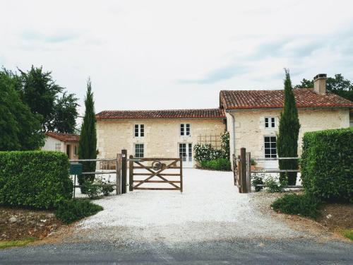 una casa con una puerta delante de ella en Holiday home with pool in Verteillac en Verteillac