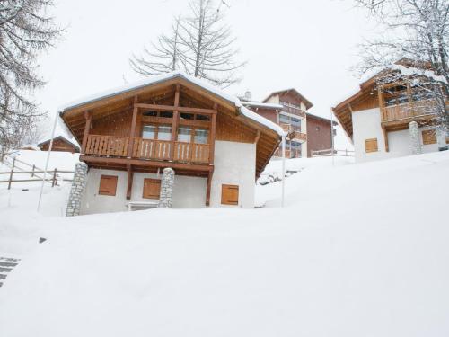 una casa con nieve delante en Charming chalet with view on Mont Blanc en Peisey-Nancroix