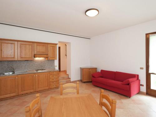 un soggiorno con divano rosso e tavolo di Belvilla by OYO Appartamento Yassine a Tredozio