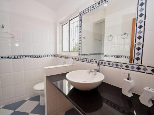 Bathroom sa Fantastic Villa in Albufeira with Private Swimming Pool