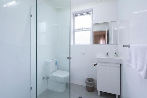 Bathroom sa Lotus Stay Manly - Apartment 29B