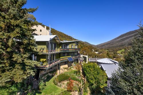 una casa sul fianco di una montagna di Kasees Apartments & Mountain Lodge a Thredbo