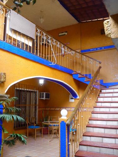 CasaGrande Posada Ejecutiva في كويرنافاكا: درج في مبنى ذو درجات زرقاء وبنية