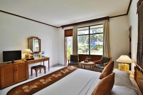 Postel nebo postele na pokoji v ubytování Jayakarta Hotel Lombok