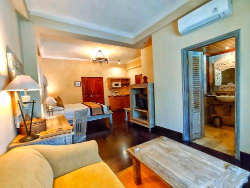a living room with a couch and a table at Jayakarta Hotel Lombok in Senggigi 