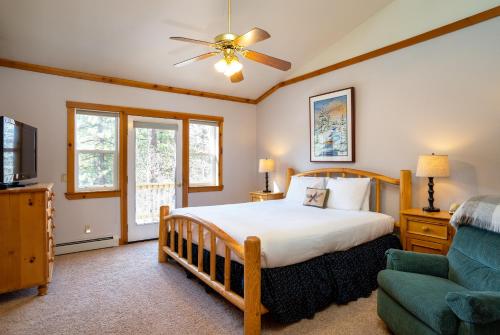 Ένα ή περισσότερα κρεβάτια σε δωμάτιο στο Skidder Trail Family Lodge home