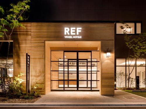 京都的住宿－REF Kyoto Hachijoguchi by VESSEL HOTELS，门上带有参考标志的商店的外墙