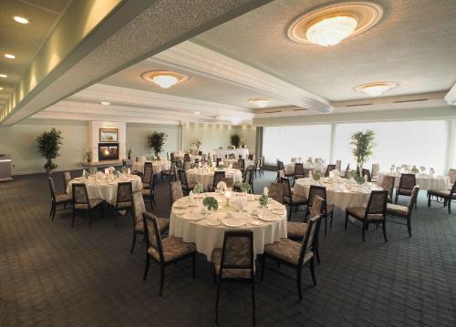 A restaurant or other place to eat at Chateau Louis Hotel & Conference Centre