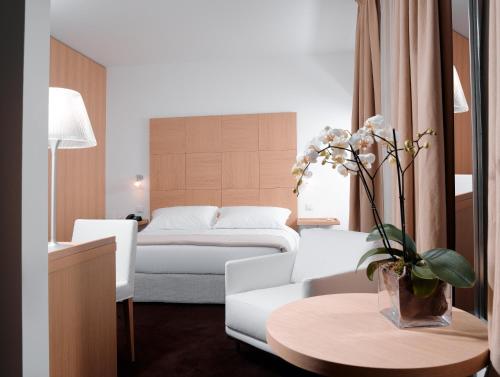 uma sala de estar com um sofá e uma cama em Hotel Alzinn no Luxemburgo