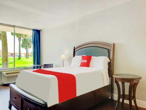 Un pat sau paturi într-o cameră la OYO Hotel Dundee By Crystal Lake