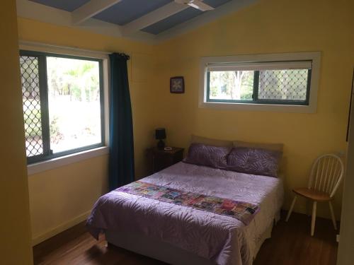Un pat sau paturi într-o cameră la Moore Park Beach Huts