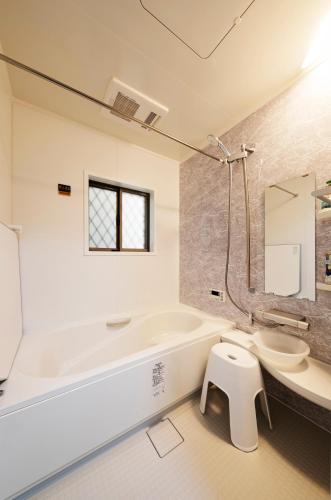 Shirakabanoyado - RYOGETSU, Private family house for 8, with parking, near USJ, Namba, Osaka castle! 白樺の宿 涼月