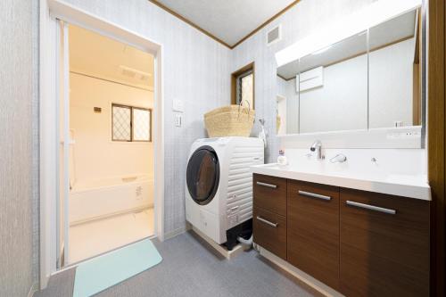 Shirakabanoyado - RYOGETSU, Private family house for 8, with parking, near USJ, Namba, Osaka castle! 白樺の宿 涼月