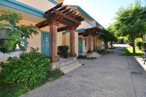 Marinwood Inn & Suites – Photos 2