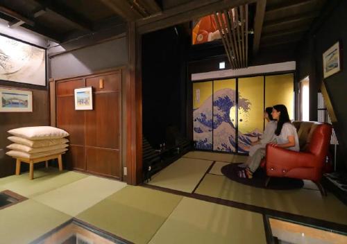 Uma área de estar em 飛騨高山浮世絵INN画侖