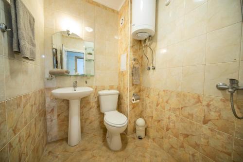 y baño con aseo y lavamanos. en Old Town Apartment, en Plovdiv