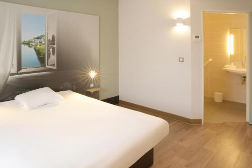 Ένα ή περισσότερα κρεβάτια σε δωμάτιο στο B&B HOTEL Angoulême