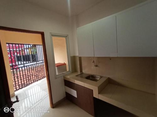 Una cocina o zona de cocina en Ragunan Residence Syaridin
