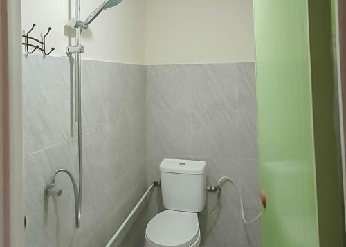 W łazience znajduje się prysznic i toaleta. w obiekcie Homestay Verisha Mitra RedDoorz w mieście Singkawang