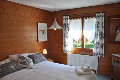 a bedroom with a bed and a window at Mila 4 in Champéry