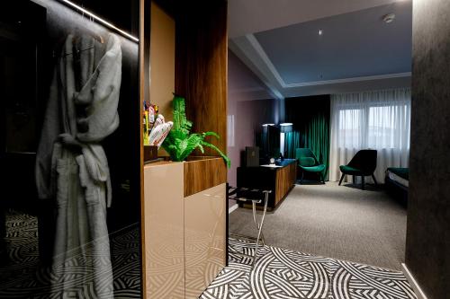 a hotel room with a hallway with a living room at Hotel Kristal Focsani in Focşani