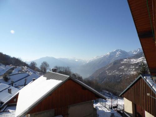 Blick auf einen Berg mit Schnee auf den Dächern der Gebäude in der Unterkunft Chalet 1200 in Saint-François-Longchamp