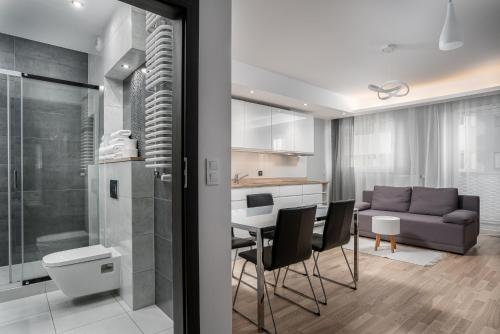 ヴロツワフにあるRentPlanet - Apartamenty Atal Towerのキッチン、リビングルーム(テーブル、椅子付)