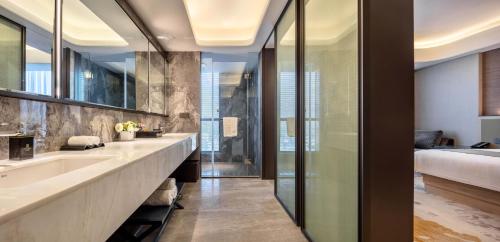 溫州的住宿－温州太一国际酒店，一间带大水槽和床的浴室